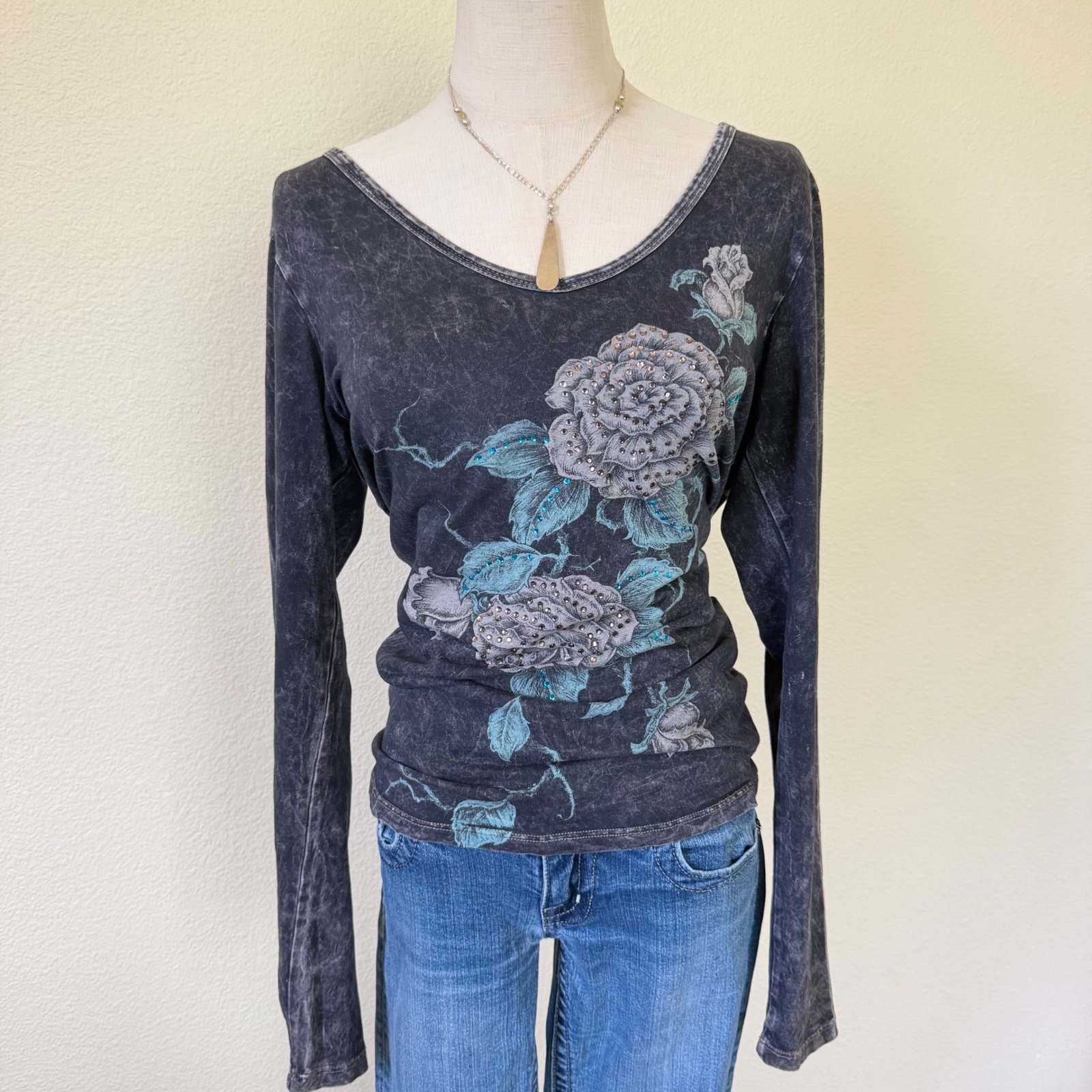 Womens Gray Acid Wash Floral Rhinestone Graphic Long Sleeve Shirt Size M
